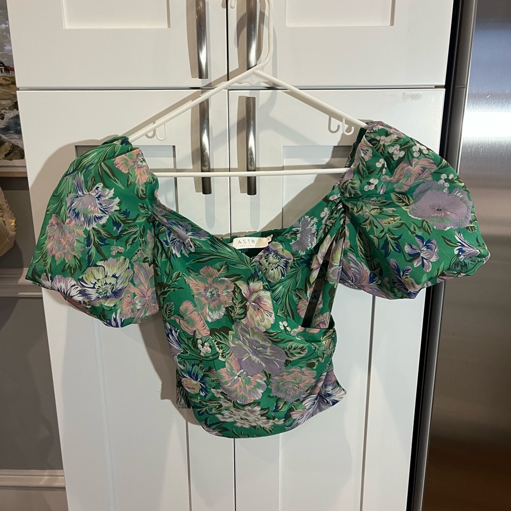 ASTR green floral crop top with pouffy short sleeves xs